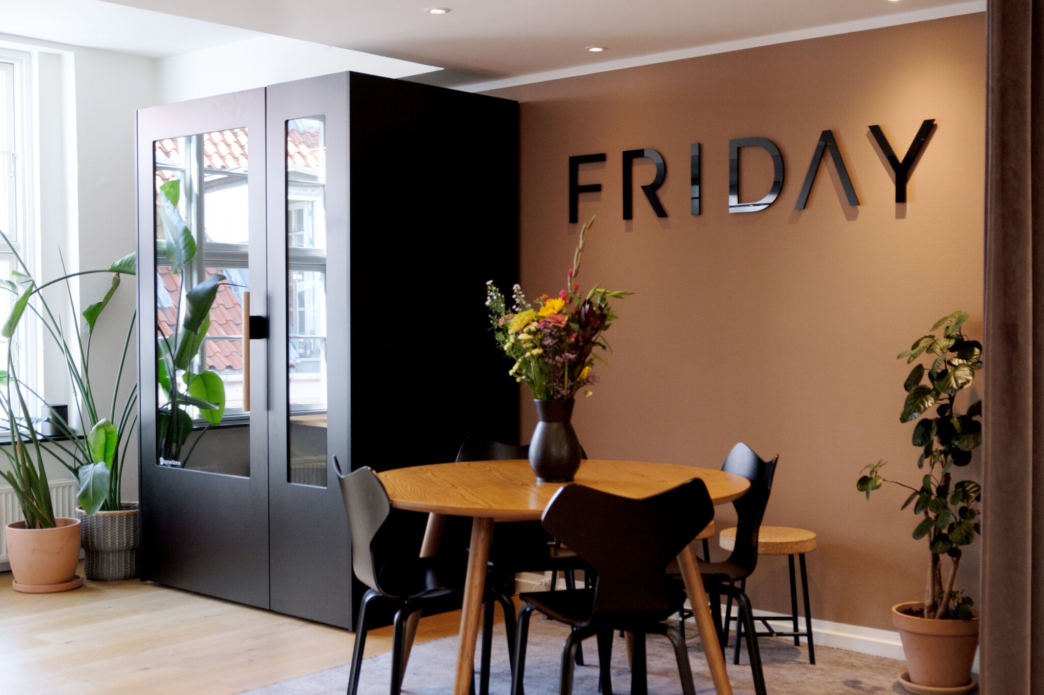 Specialdesignet mødeboks fra PhoneAlone integreret i Fridays æstetiske kontormiljø i centrum af København